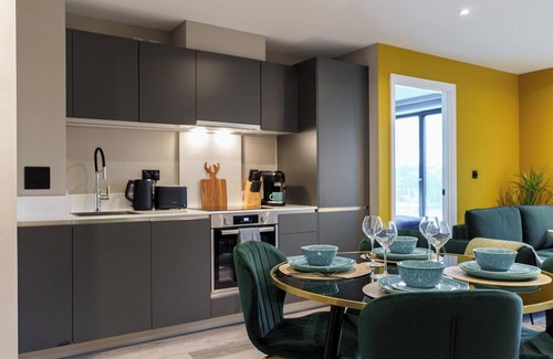 Holbeck Apartment | 2Bed 2Bath Golden Leeds Escape-Velvet Elegance 10 min City Center