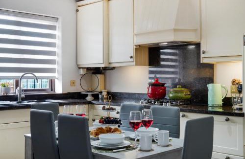 Brunel House | 2bed House - Heathrow 12 mins - King Size Beds - Prv-Parking x2