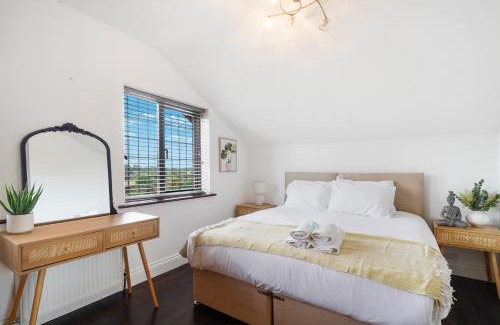 Brunel House | 2bed House - Heathrow 12 mins - King Size Beds - Prv-Parking x2