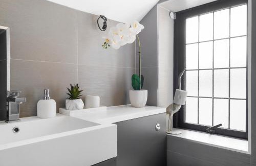 Brunel House | 2bed House - Heathrow 12 mins - King Size Beds - Prv-Parking x2