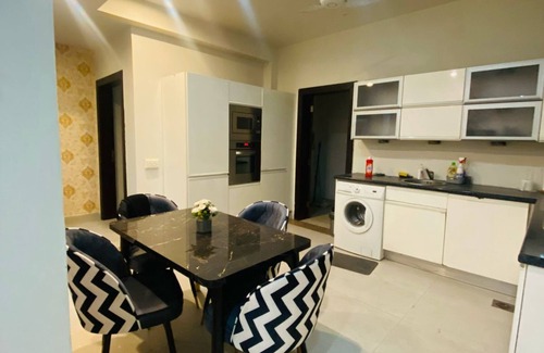 Islamabad Apartment | 2Bedroom BahriaTown-Manzar Holiday Homes