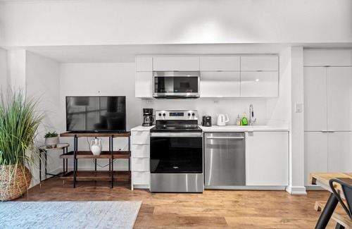 CityPlace Condo | 2BR 2 Bath 6 Guests Parking Balcony Near CN Tower Downtown—By Hostia