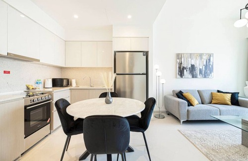 Downtown Dubai Apartment | 2BR | 2 Pools & Gym | Burj Khalifa | Dubai Mall