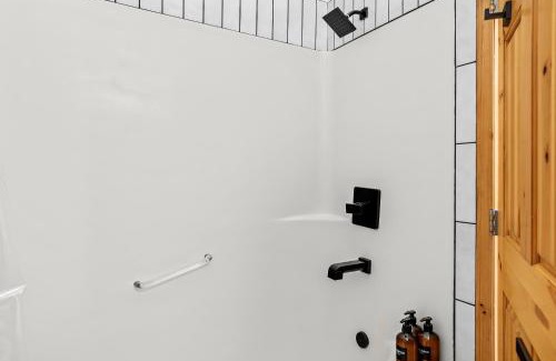 Harvie Heights Apartment | 2BR 2BA Harvie Heights Townhouse retreat with views