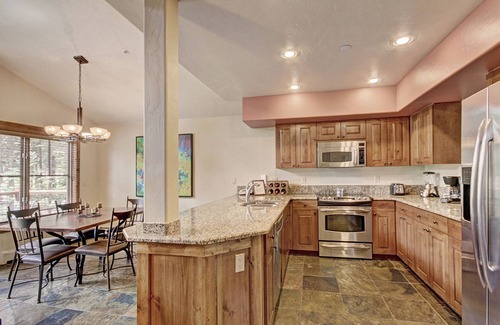 Breckenridge Condo | 2br 2ba Winter Walk To Historic Downtown + Gondola 2 Bedroom Townhouse by RedAwning