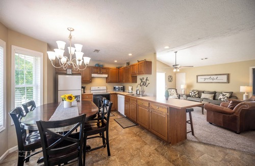 Santa Claus House | 2BR/2Bth, walking to Holiday World. Outdoor grilling area. Family Friendly!