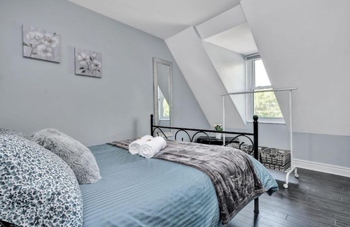 Centretown West Apartment | 2BR Apt with Rooftop Terrace access & Netflix