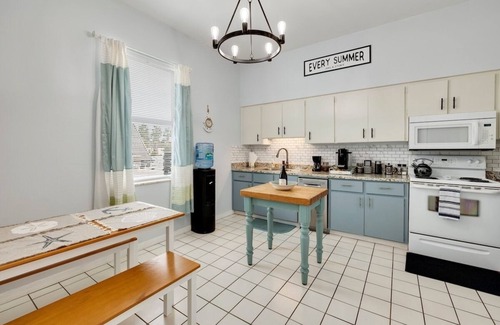 Saint Armands Key Apartment | 2BR Beachy Speakeasy In St Armand's w/Rooftop Deck. Walk to Lido Beach
