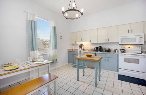 Saint Armands Key Apartment | 2BR Beachy Speakeasy In St Armand's w/Rooftop Deck. Walk to Lido Beach