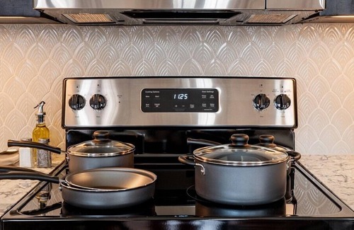 Central Business District Hotel | 2BR Canal St View 2 Blocks to Bourbon St | The Mayfair