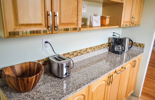 Swampscott Apartment | 2BR Coastal Retreat + EV: 30m Boston, 15m Salem, 5m Beach