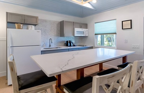 Captiva Hotel | 2BR Cottage | Porch | Outdoor Pools | Free Parking | Onsite Dining | Near Beach