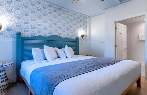 Captiva Hotel | 2BR Cottage | Porch | Outdoor Pools | Free Parking | Onsite Dining | Near Beach