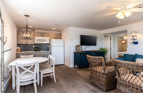 Captiva Hotel | 2BR Cottage w/Porch | Outdoor Swimming Pools | Close to the Beach | Parking