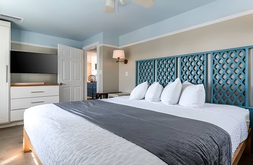 Captiva Hotel | 2BR Cottage w/Porch | Outdoor Swimming Pools | Close to the Beach | Parking