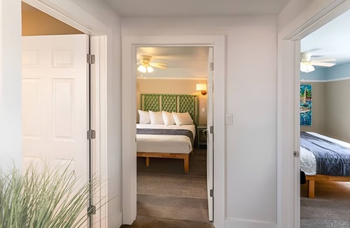 Captiva Hotel | 2BR Cottage w/Porch | Outdoor Swimming Pools | Close to the Beach | Parking