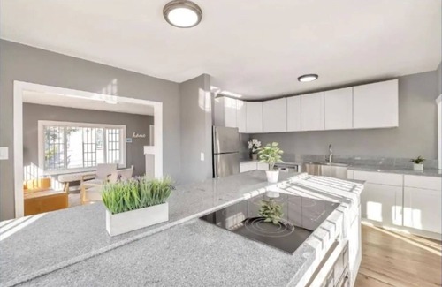 Oakland House | 2BR Cozy Oakland Gem
