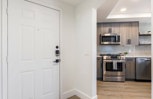 Kierland Apartment | 2BR CozySuites at Kierland Commons with pool #08