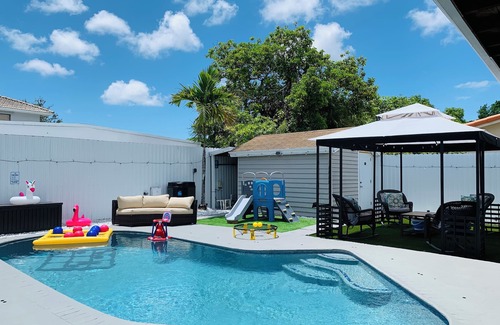 Flagami House | 2BR+Den, Pool, Parking, Located near prime attractions