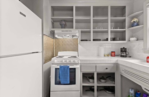 Detroit Apartment | 2BR Detroit Getaway 1 Block from Joe Louis Greenway & 5 Miles to Downtown