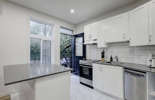 Cote-Des-Neiges—Notre-Dame-De-Grace Apartment | 2BR Escape | Sleek Stay in NDG MTL