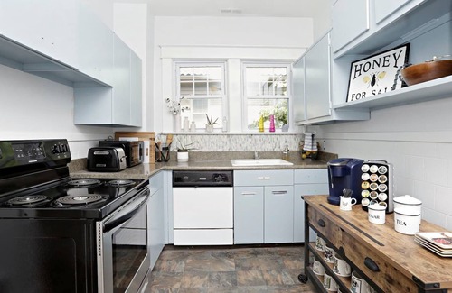 Lexington Condo | 2br/Heart of Chevy Chase Historical District
