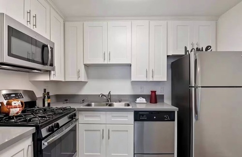 Hollywood Apartment | 2BR Hollywood Apt w/Rooftop Pool & Stunning Views