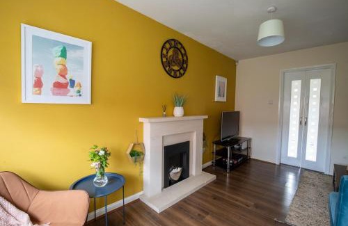 Wednesbury House | 2BR Home Near Shops & Transport Links