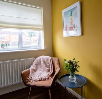 Wednesbury House | 2BR Home Near Shops & Transport Links