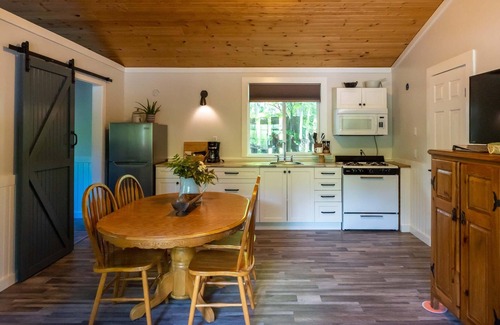 Christina Lake House | 2BR Ideal for Families or Couples Traveling Together - Private Veranda - Beaches