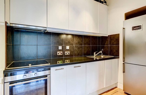 London City Centre Apartment | 2BR; Large Living Room, Parquet Floors, High Ceilings, Concierge