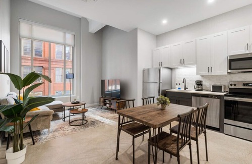 Downtown Cincinnati Apartment | 2BR Near Fountain Sq.+ Carew Tower Deck | Downtown