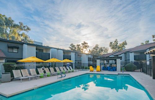 Paradise Valley Village Apartment | 2BR near Stone Creek - Pool & Mall Access Comfort - C254