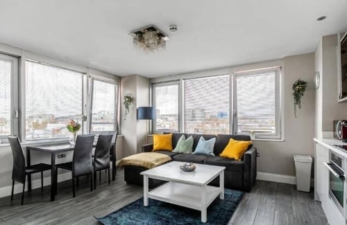 Brighton City Centre Apartment | 2BR Seaside Escape | Heart of Brighton Lanes