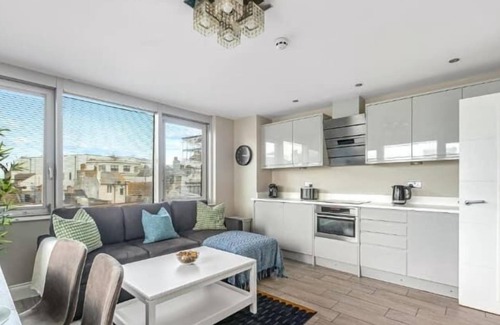 Brighton City Centre Apartment | 2BR Seaside Escape | Heart of Brighton Lanes