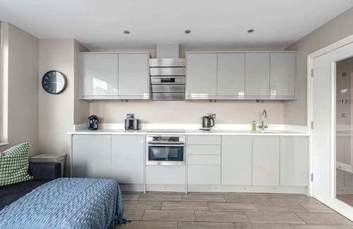 Brighton City Centre Apartment | 2BR Seaside Escape | Heart of Brighton Lanes