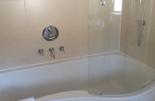 Par House | 2br-sleeps4-pool-freeparking-trenythonestate