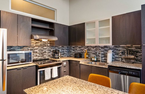 Downtown Cincinnati Apartment | 2BR Steps to Fountain Sq Pool & Sky Lounge Access