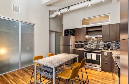 Downtown Cincinnati Apartment | 2BR Steps to Fountain Sq Pool & Sky Lounge Access