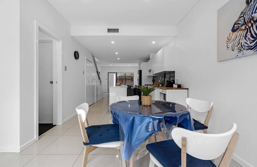 Adelaide Central Business District House | 2BR Townhouse CBD Chinatown Free WiFi FreeParking