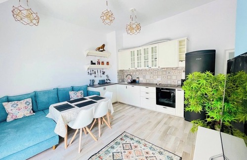Odesos Apartment | 2BR Vintage Residence - Free Parking