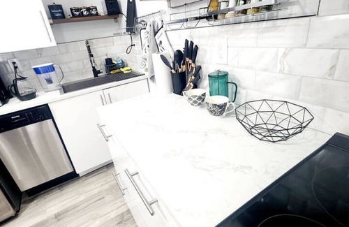 Walkerville Apartment | 2BR Windsor Condo Free Parking Border Access