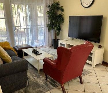 Die Hoewes Apartment | 2e - No load shedding 2 bed home to relax into
