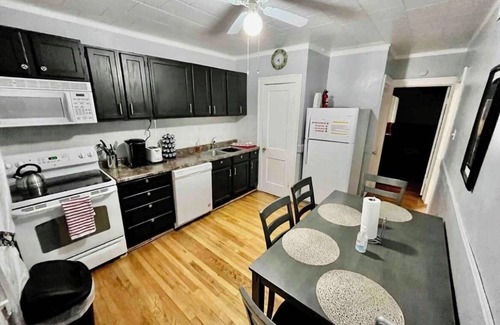 Northampton House | 2nd Floor, Brick Duplex near the Hill
