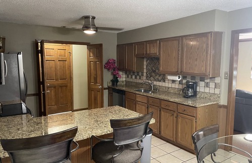 Southwind House | 3 - 2.5 home Modern Delight fully equipped kit., fast Wi-Fi, all rooms upstrs