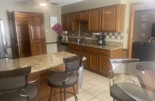 Southwind House | 3 - 2.5 home Modern Delight fully equipped kit., fast Wi-Fi, all rooms upstrs