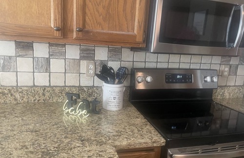 Southwind House | 3 - 2.5 home Modern Delight fully equipped kit., fast Wi-Fi, all rooms upstrs