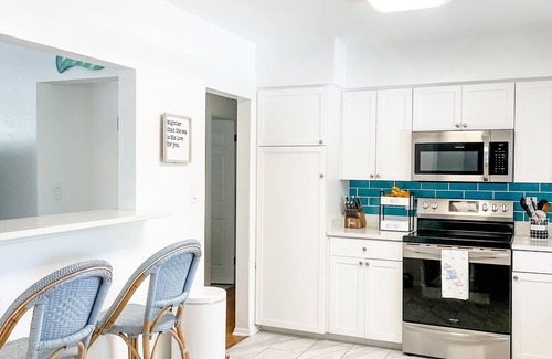 Southgate House | 3/2 stunner w/heated pool & hot tub paradise, minutes to beaches, NO FEES!