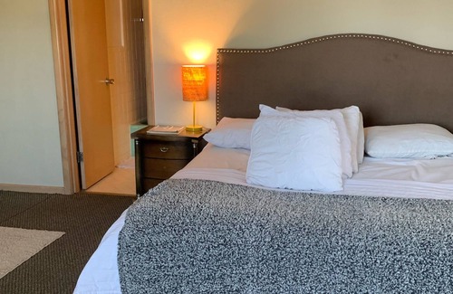 Lindenwood Park Condo | 3,400sq ft 5 Bedroom Condo Sleeps up to 10