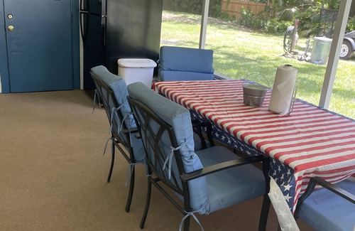 Homosassa House | 3 Bd, 2 bath, close to boat ramp. 25.00 pet fee per pet